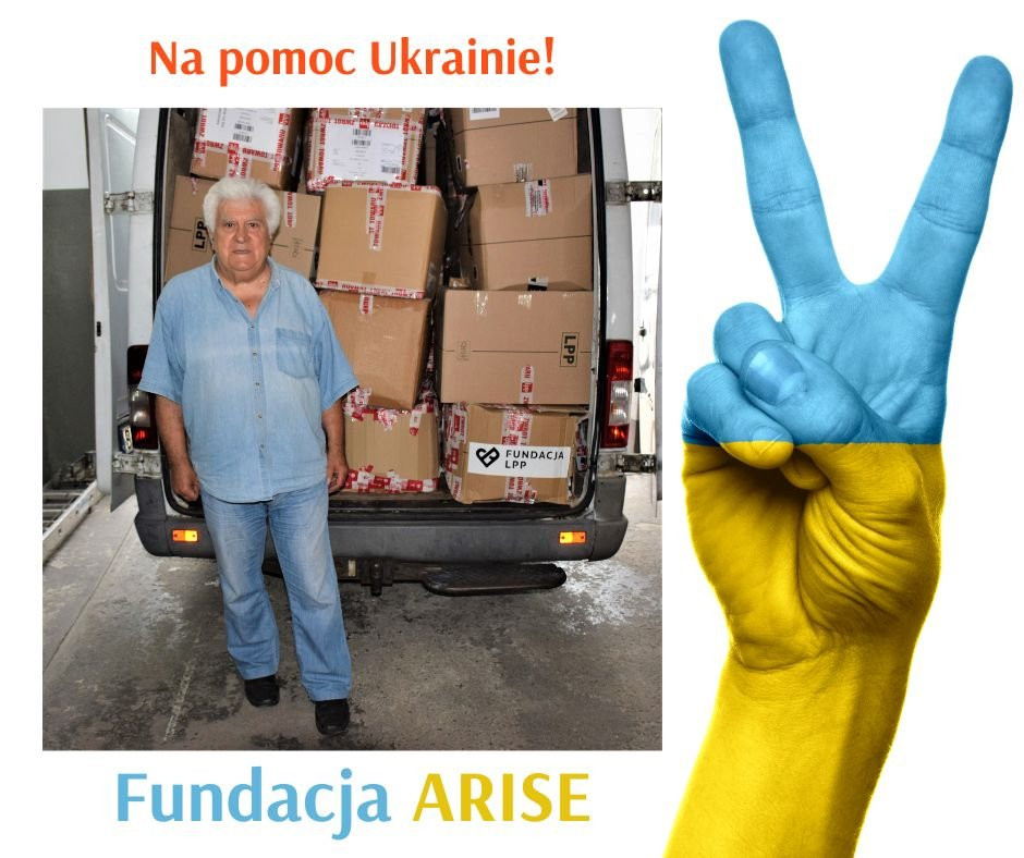 Pan Zbigniew Adamski prezes Fundacji Arise na tle samochody załadowanego darami dla Ukrainy. Obok zdjęcia dłoń z gestem V w kolorach niebiesko-żółtych