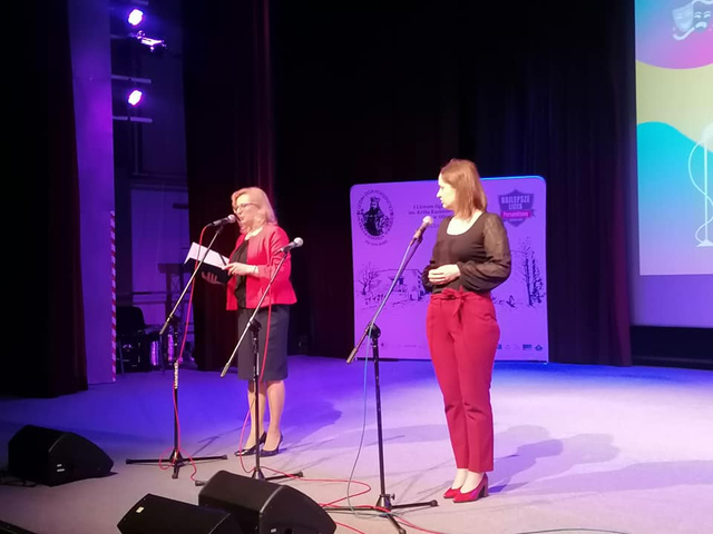 od lewej Irena Majda Dyrektor I LO w Olkuszu i Anna Dela Prezes Stowarzyszenia Dobroczynnego RES Sacra Miser na scenie MOK Olkusz