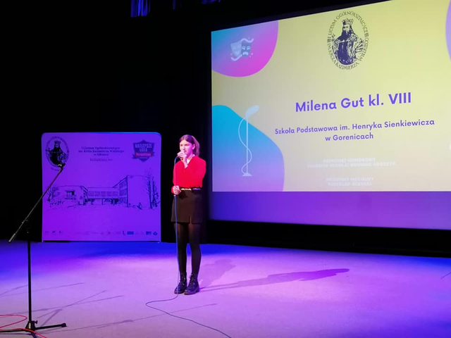 Milena Gut z SP w Gorenicach - uczestniczka konkursu Mam Talent śpiewa na scenie MOK Olkusz